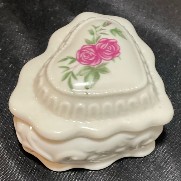 VINTAGE Porcelian Heart Shaped Trinket Box with pink roses on lid made in China - Picture 3 of 9